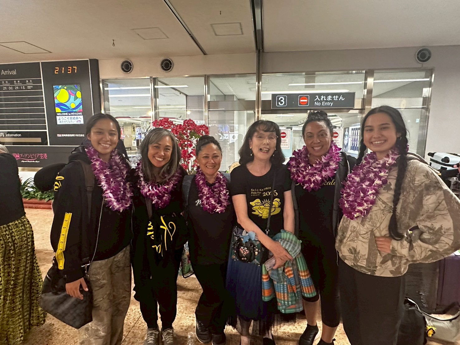 2025年5月12日クム ウルヴェヒ・ゲェレロとマウイ島のハーラウフラ カウルオカラーのみなさん、総勢41名が宮崎空港に到着